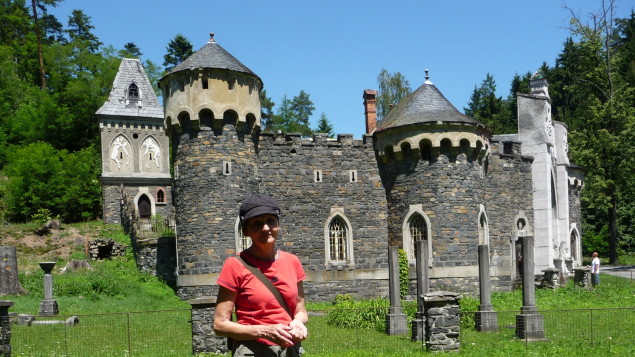 Zámeček Kunzov (v pozadí)